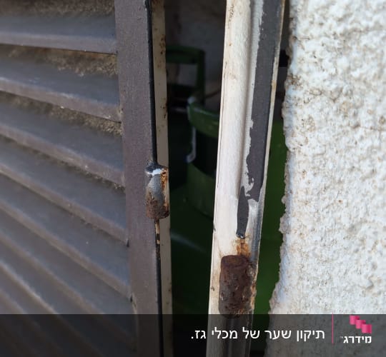 מסגרת חלודה עם דלת מתכת פתוחה